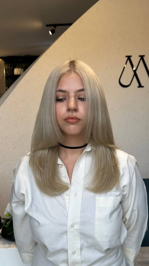 Rubio platino de frente, resultado real Malaika Studio